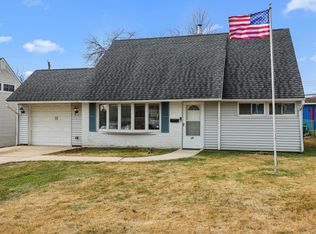 19 Macintosh Rd, Levittown, PA 19056