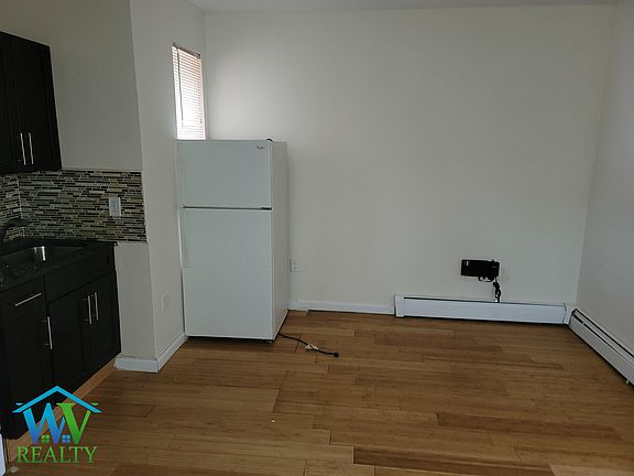 3rd image of 1003 E 217th St #Basement