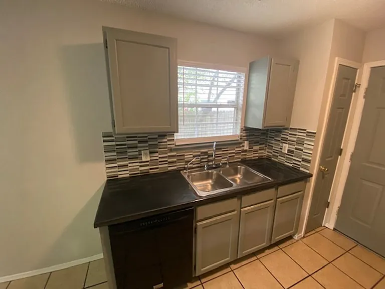 3194 W Parkway Dr — Photo 5