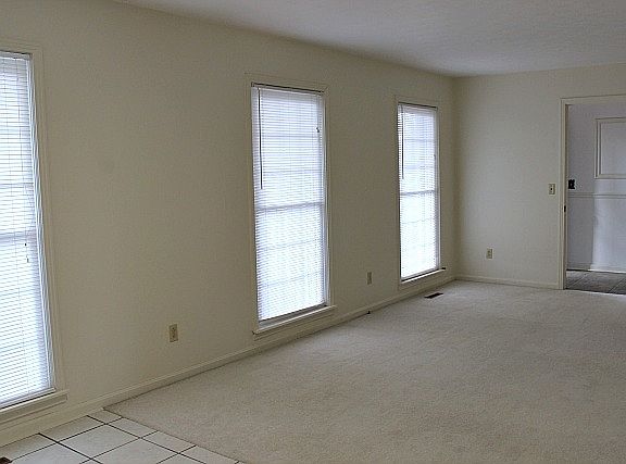 5th image of 1527 Oxford Dr
