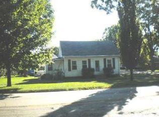 1216 3rd St, Henry, IL 61537