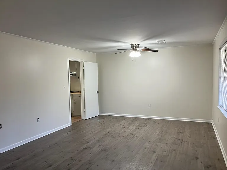 2320 Arcadia St — Photo 3