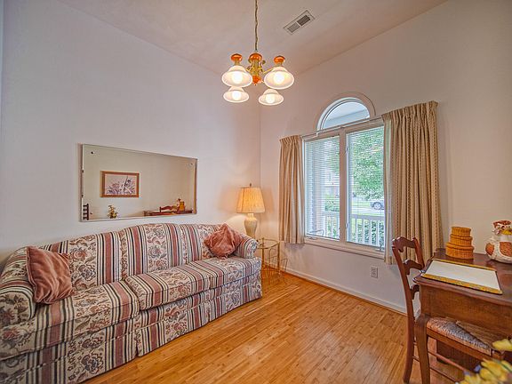 3rd image of 3700 Jordan Cir