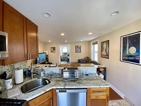 4th image of 20-72 32nd St #2R