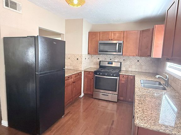 5th image of 838 E 29th St