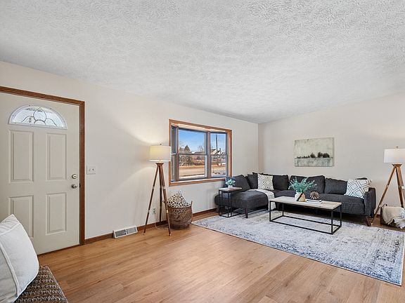 2nd image of 33430 N Hunt Club Rd