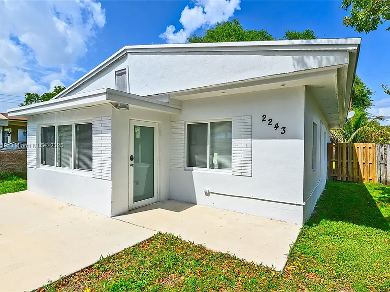 2243 Greene St — Photo 2