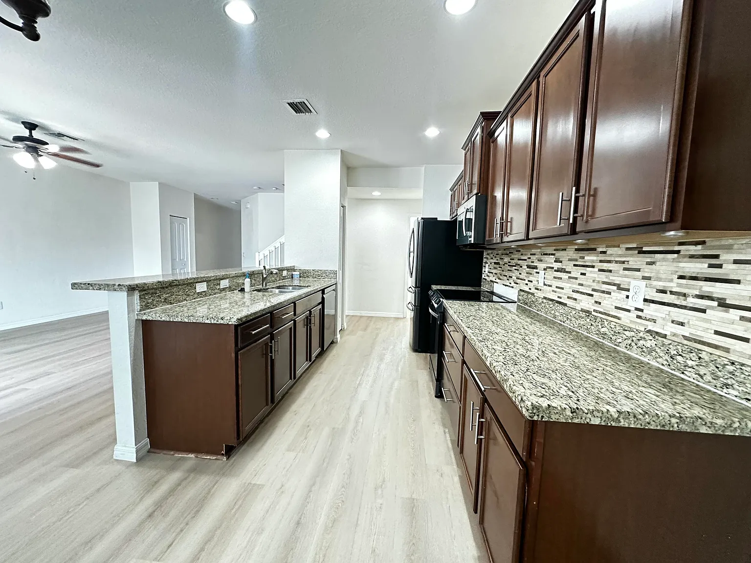 3 bed, 2.5 bath, 1758 sqft, $3,300 — Photo 2