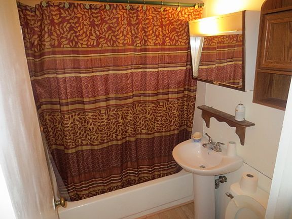 5th image of 812 15th Pl NE