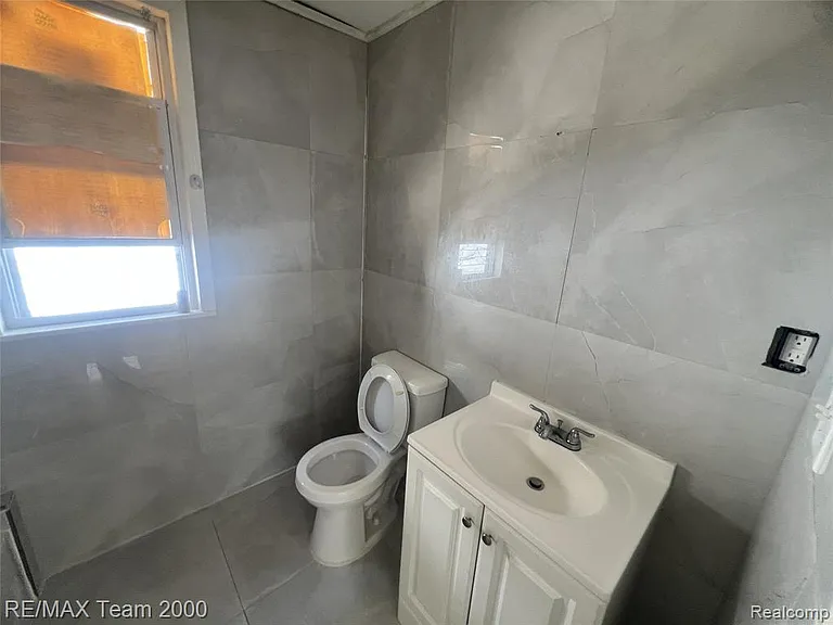 6895 Grandville Ave — Photo 20