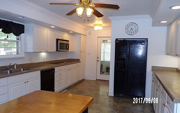 3rd image of 211 Crestwood Ln