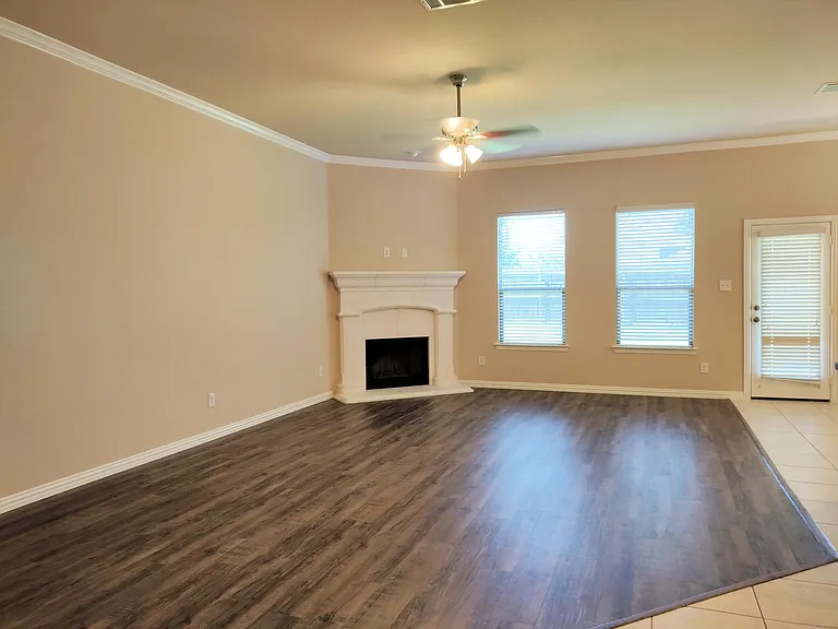 217 Creekwood Dr — Photo 2