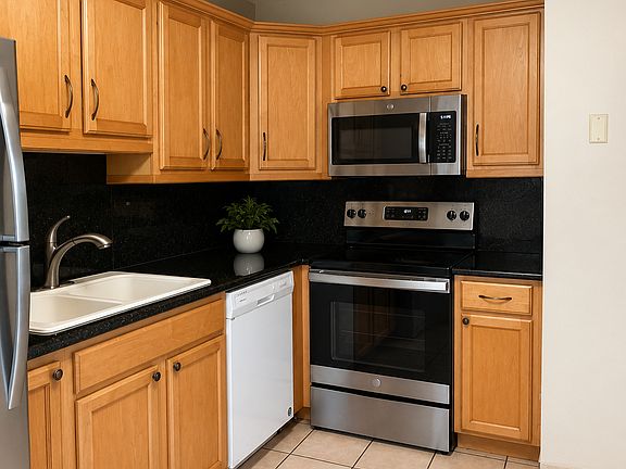 4th image of 940 Benevento Ave