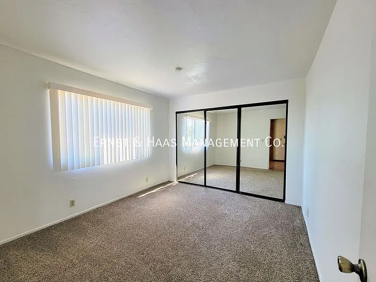 2755 E Hill St — Photo 23