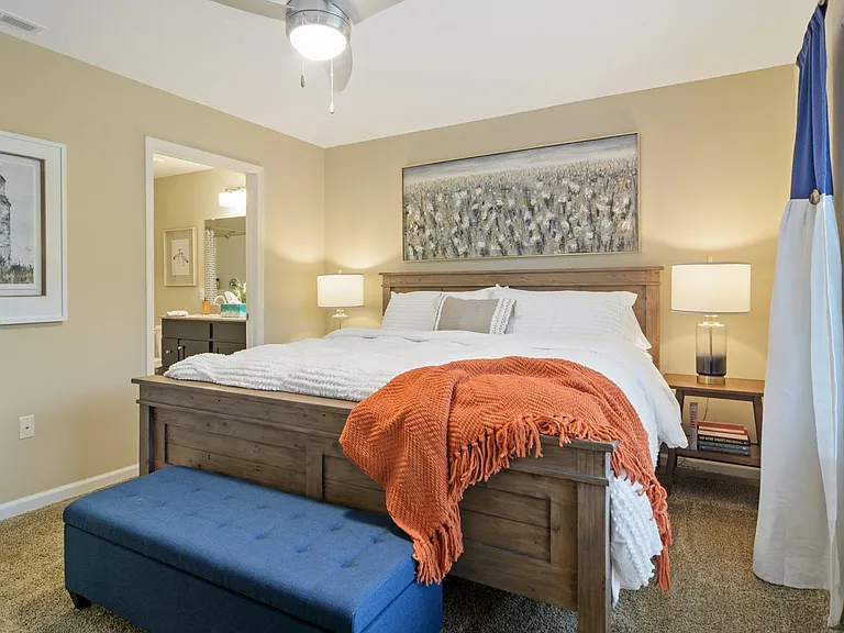 Large Main Bedroom with En-suite Bathroom & Closet
