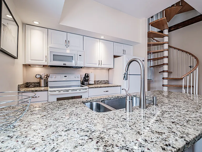 161 Pearl St #1 — Photo 4