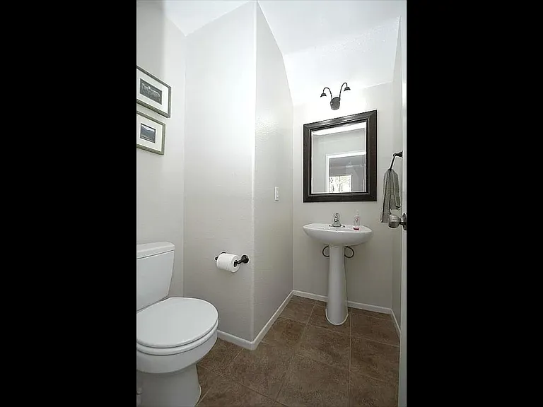 1146 Goddard St — Photo 19