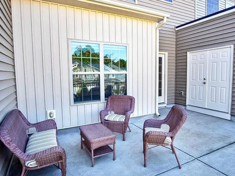 202 Beaconwood Ln — Photo 3