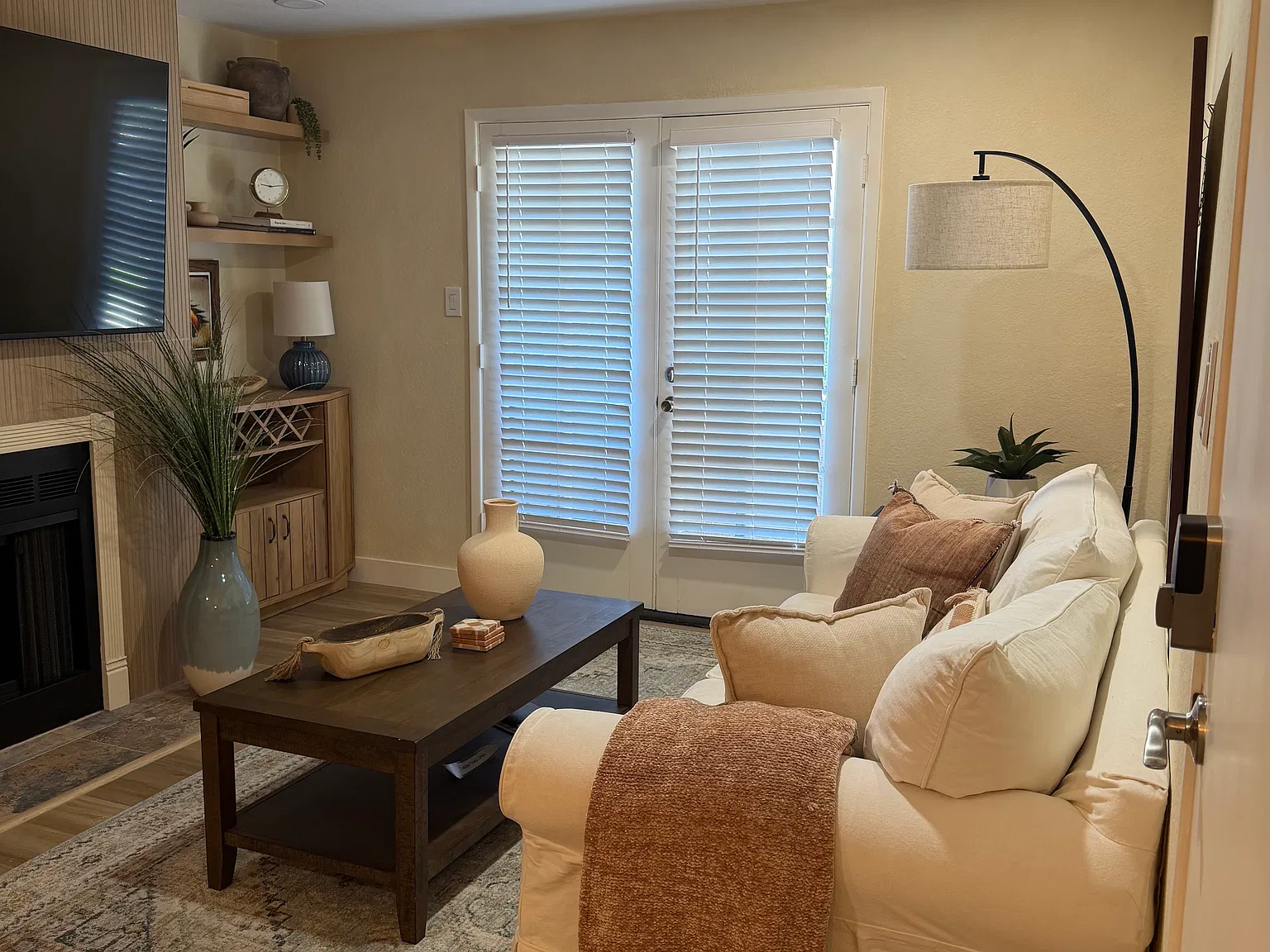 2 bed, 919 sqft, $3,100 — Photo 3
