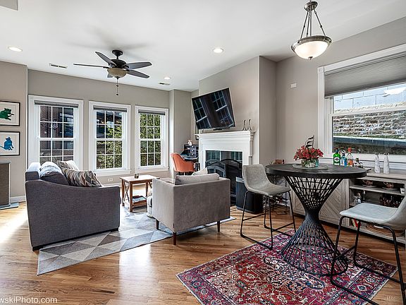 4th image of 3042 N Oakley Ave #2S
