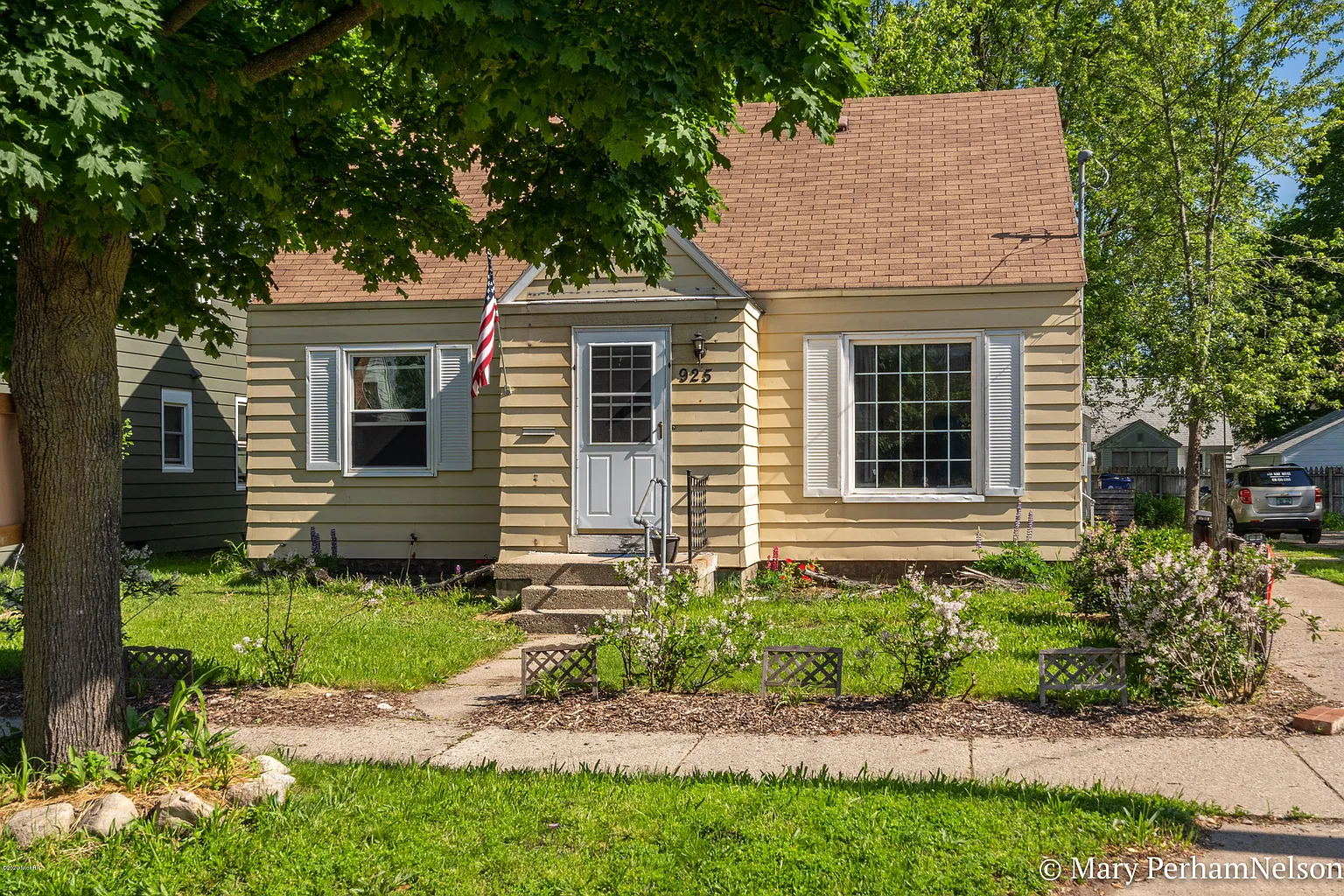 925 Burton St SE photo 1
