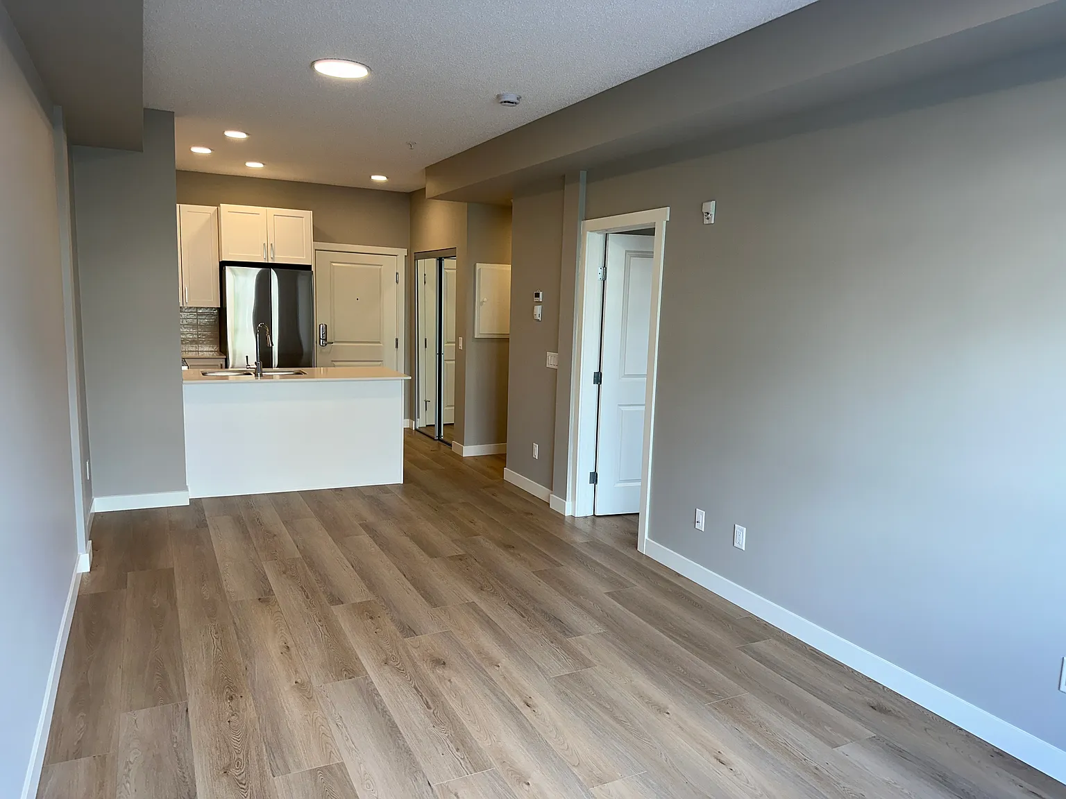 (PN 1138) Comfortable 1-Bedroom Loft with Parking. — Photo 3