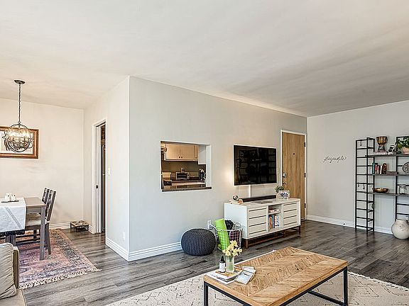 5th image of 1411 N Hayworth Ave APT 1
