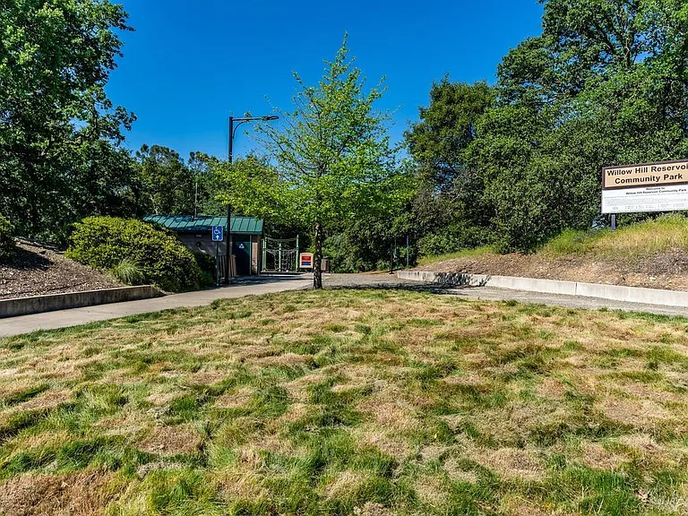 184 Barnhill Dr — Photo 28