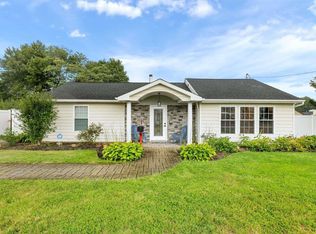 557 Rockaway St, West Islip, NY 11795