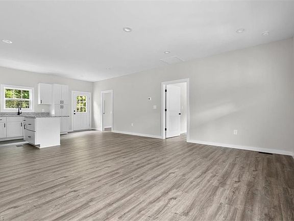 5th image of 725 Cypress Hill Dr