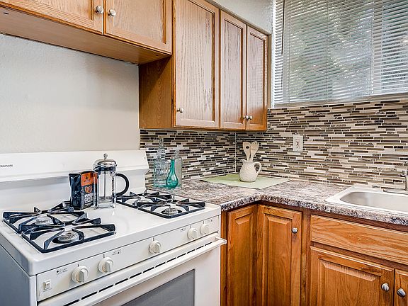 2nd image of 1100 Colorado Blvd #001