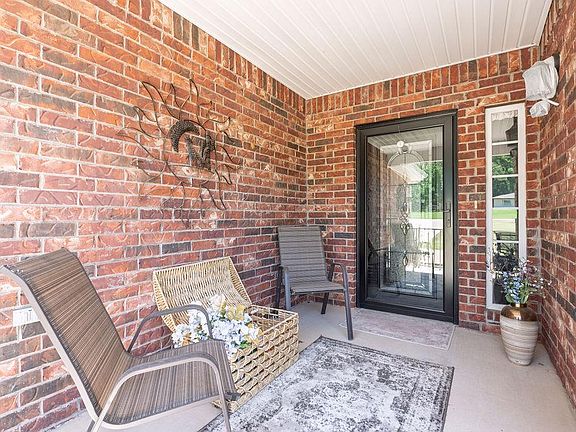 3rd image of 44730 Whispering Oaks Dr