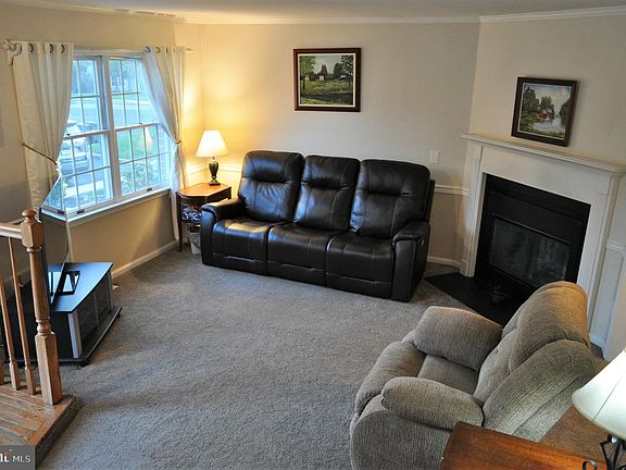 4th image of 1109 Meadowbrook Ln