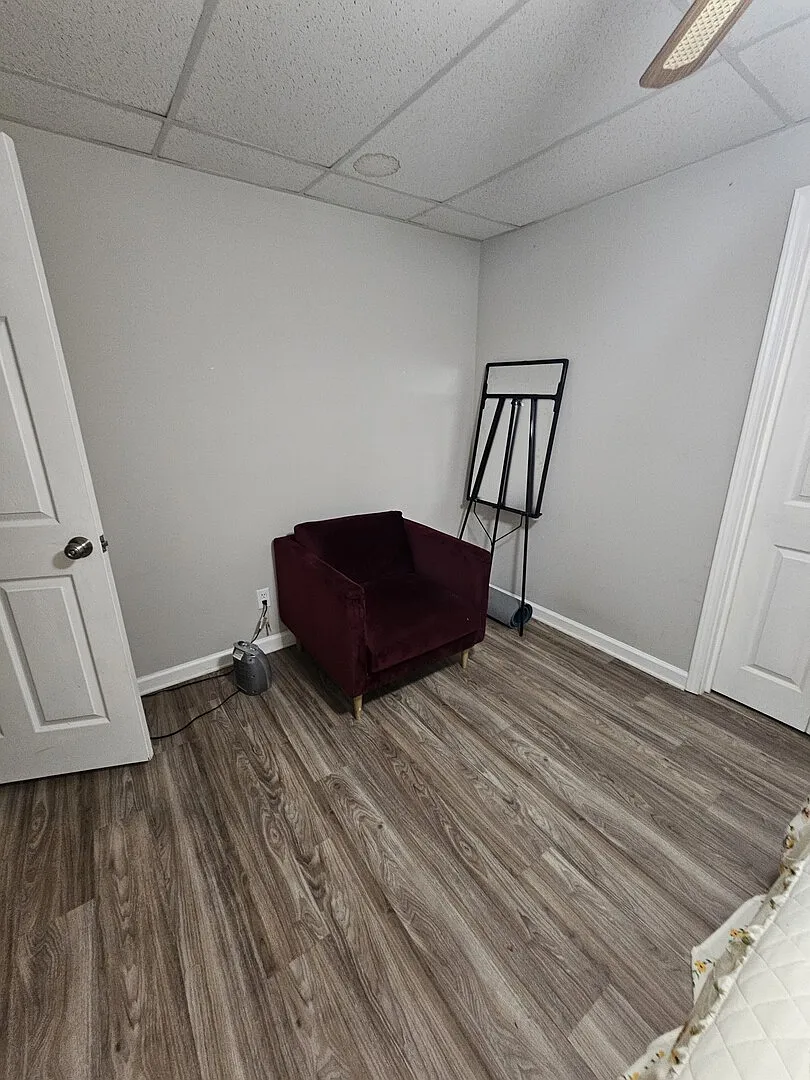 1 bed 1 bath fully furnished basement apartment — Photo 3