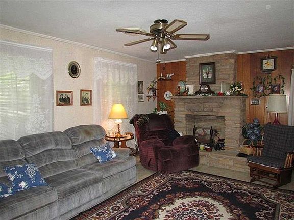 4th image of 4826 Lake Dr