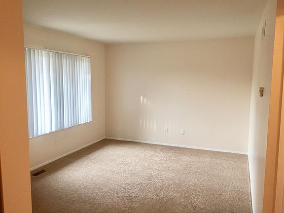 4th image of 382 Hillcrest Ct #1