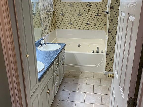5th image of 517 Julia Ct