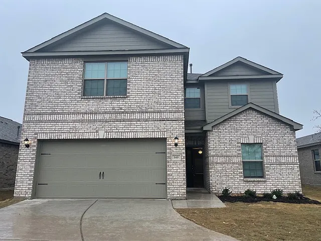 5 bed, 2.5 bath, 2702 sqft, $2,395 — Photo 2