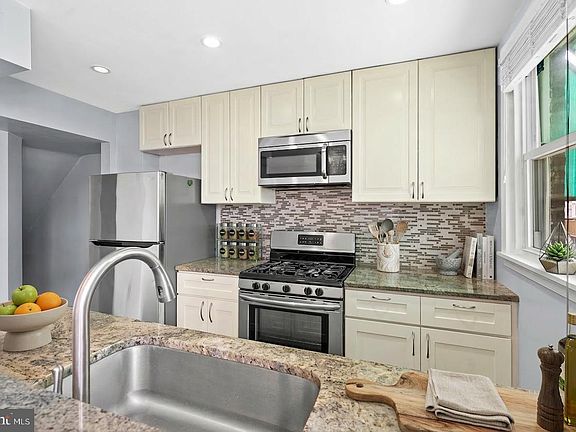5th image of 3522 Meridian St