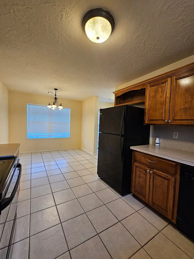 (3) Bedroom/(2.5) Bath Two-Story Townhome West Norman Avail NOW! — Photo 4