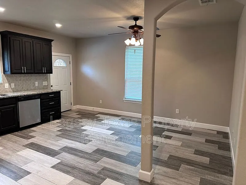 3 bed, 2.0 bath, 1170 sqft, $1,500 — Photo 2