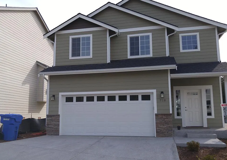 718 Freedom Ct SE