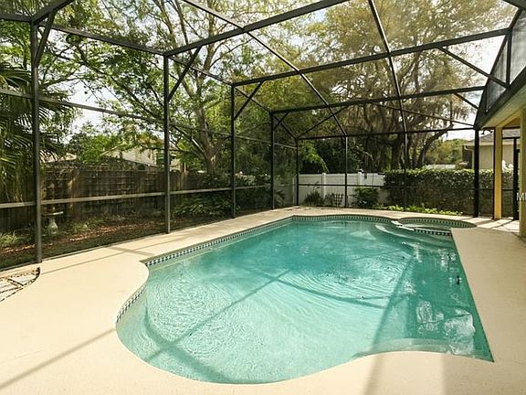 4th image of 824 Kingsbridge Dr