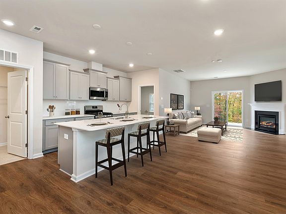 Kitchen+ Family
Virtually staged