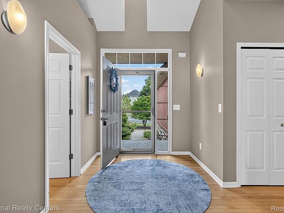 3rd image of 5590 River Park Ct