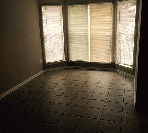 4th image of 10760 Oak Cir N