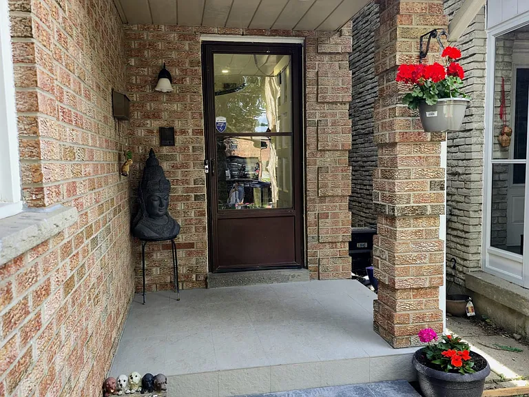 11 Radford Cres #MAIN FLR — Photo 3