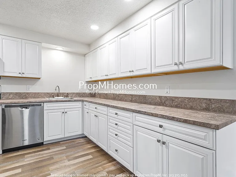 913 W Charles Street — Photo 6