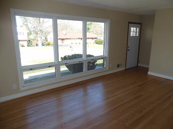 3rd image of 1613 Lancaster Dr NW