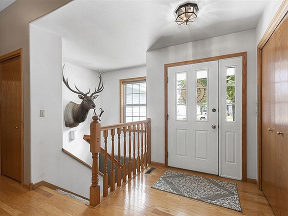 Light & Bright Entryway!